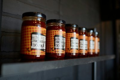 Steeds meer mannen fermenteren nu hun eigen hot sauce
